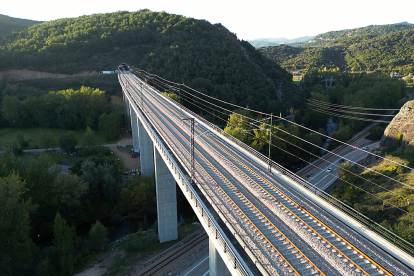 Viaducto de alta velocidad ferroviaria en la variante de Pajares. ADIF