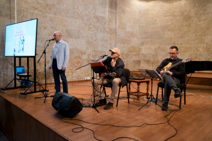 Los músicos Jimmy López Encinas, Laurent Lavigne y el presentador Fernando Martínez Llorca presentan la iniciativa ‘Con cierto aire filosófico’ - ICAL