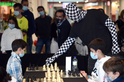 El Rey Enigma participa en Burgos en una exhibici?n de partidas simultáneas de ajedrez contra 40 jóvenes. ICAL