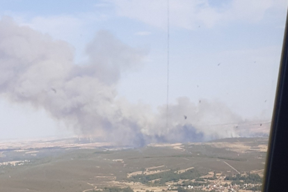Incendio forestal en Vegalatrave (Zamora).- E. M.
