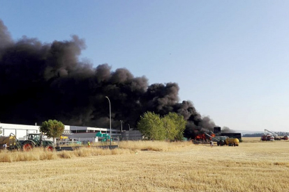 Un incendio destruye una fábrica de pintura en San Pedro (Ávila).- ICAL.