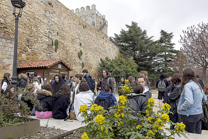 Semana Santa en Ávila. Turistas en el acceso a la Muralla en la Plaza de Adolfo Suárez. - ICAL