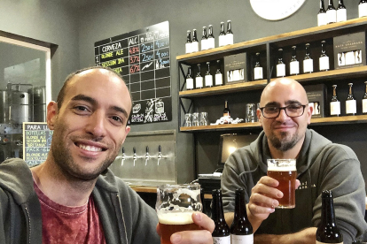 Los hermanos  Héctor (i) e Israel García (d) son los impulsores de esta cervecera artesana. - E.M.