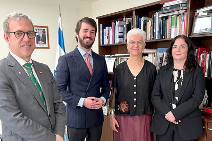 Mariano Veganzones y Juan García-Gallardo junto a la embajadora Rodica Radian-Gordon y Noa Heinermann. ICAL