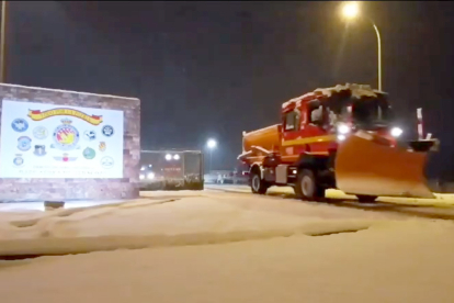 Vehículos de la UME salen de la base de Zaragoza para rescatar a 600 personas atrapadas en la N-122 entre Soria y Ágreda por el temporal de nieve.-ICAL