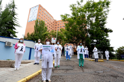 Médicos del Hospital Clínico de Valladolid participan en un homenaje a los sanitarios fallecidos en España durante del crisis del covid-19. -ICAL