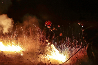 Los Bomberos de León trabajando en la extinción de un incendio, en una imagen de archivo.- ICAL