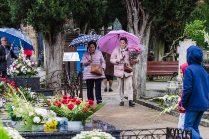 Día de Todos los Santos en el cementerio de Soria.- ICAL