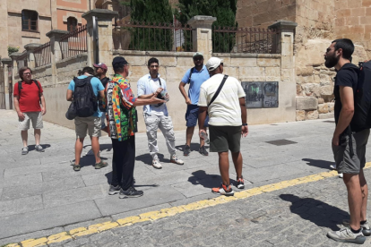 Equipo del proyecto hindú en el proceso de búsqueda de localizaciones en la ciudad de Salamanca - AYUNTAMIENTO DE SALAMANCA