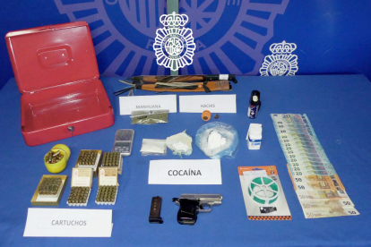 Material incautado por la Policía Nacional a un hombre de 50 años detenido en el marco de la "Operación Brujo". -ICAL