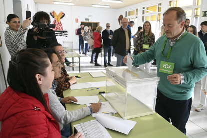 El candidato de Vox a la Alcaldía de Burgos, Fernando Martínez-Acitores, ejerce a las 9 horas su derecho al voto en el CEIP Río Arlanzón.- ICAL