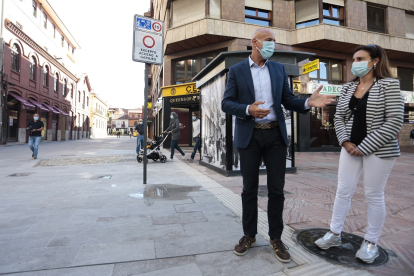 El alcalde de León, José Antonio Diez, visita la calle Arco de Ánimas tras concluir las obras de saneamiento y peatonalización. - ICAL