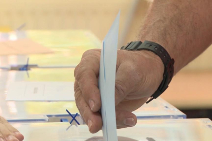 Un hombre deposita su voto en una urna en una imagen de archivo. EL MUNDO