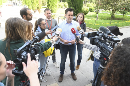 El candidato del PSOE a la Alcaldía de Burgos, Daniel de la Rosa, ejerce su derecho al voto en el IES López de Mendoza.- ICAL