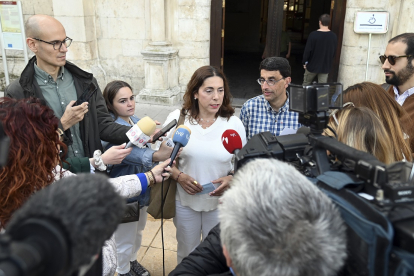 La candidata de la coalición Podemos-Izquierda Unida-Alianza Verde a la Alcaldía de Burgos, Marga Arroyo, ejerce su derecho al voto en IES López de Mendoza.- ICAL