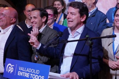 Jesús Julio Carnero, Conrado Íscar y Alfonso Fernández Mañueco, en la noche electoral en Valladolid.-ICAL