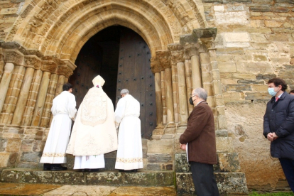 El obispo de Astorga abre la Puerta del Perdón de la iglesia de Villafranca del Bierzo, en un acto que contaba con la presencia del presidente Alfonso Fernández Mañueco. ICAL