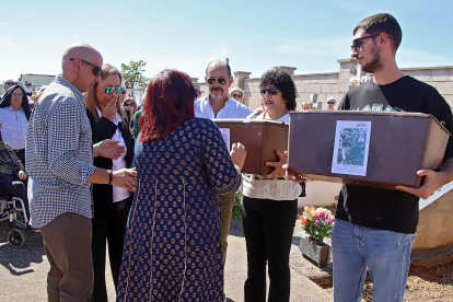 Los restos de dos concejales asesinados en 1936 en Villadangos del Páramo son entregados a sus familias en el Cementerio de Valencia de Don Juan. -ICAL