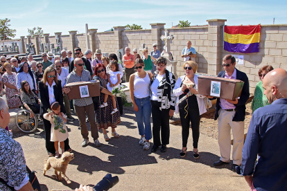 Los restos de dos concejales asesinados en 1936 en Villadangos del Páramo son entregados a sus familias en el Cementerio de Valencia de Don Juan. -ICAL