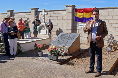 Los restos de dos concejales asesinados en 1936 en Villadangos del Páramo son entregados a sus familias en el Cementerio de Valencia de Don Juan; en la imagen, el alcalde Ricardo Barrientos se dirige a los asistentes. -ICAL
