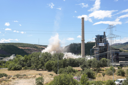 Naturgy derriba una de las dos chimeneas de salida de humos de la central térmica de La Robla.- ICAL