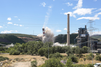 Naturgy derriba una de las dos chimeneas de salida de humos de la central térmica de La Robla.- ICAL