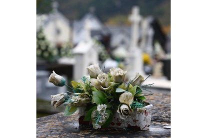 Día de Todos los Santos en el cementerio de Villafranca del Bierzo (León).- ICAL