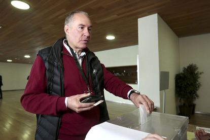El candidato de UPL a la Alcaldía de León, Eduardo López Sendino, ejerce su derecho al voto en el Auditorio Ciudad de León. / ICAL