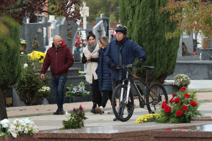 Ciudadanos de la capital y provincia acuden al cementerio de Nuestra Señora de los Ángeles de Palencia a cumplir con el ritual de depositar flores en las tumbas de sus familiares.- ICAL