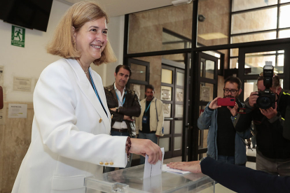La candidata del PP a la Alcaldía de León, Margarita Torre, ejerce su derecho al voto en el edificio de los juzgados. / ICAL