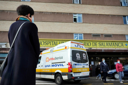 Pilar, a las puertas del Hospital Clínico de Salamanca. -ENRIQUE CARRASCAL