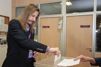 El secretario general de Podemos Castilla y León, Pablo Fernández, ejerce su derecho al voto en el Ayuntamiento de San Marcelo (León). / ICAL
