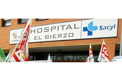 Concentración de los trabjadores del Hospital El Bierzo de Ponferrada (León), en defensa de la sanidad pública y contra los recortes. - E. M.