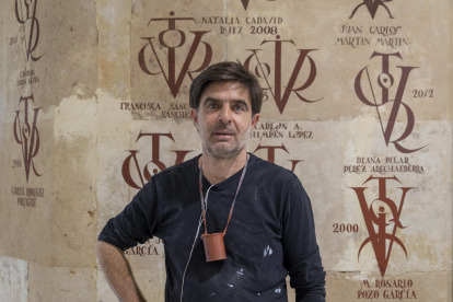Valentín Gómez García, Tini, recoge el legado de su familia y continúa ilustrando con vítores la piedra de la Universidad de Salamanca.- ICAL