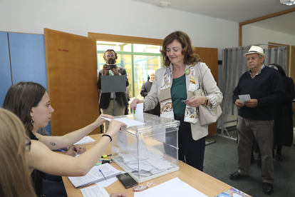 La candidata de Vox a la Alcaldía de Palencia, Sonia Lalanda, ejerce su derecho al voto en el CEAS Allende el Río. / ICAL