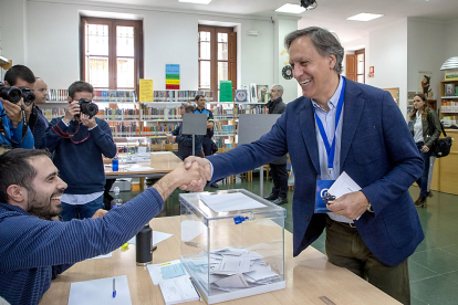 El alcalde y candidato del Partido Popular a la Alcaldía de Salamanca, Carlos García Carbayo, ejerce su derecho al voto en la Biblioteca Municipal Gabriel y Galán. ICAL