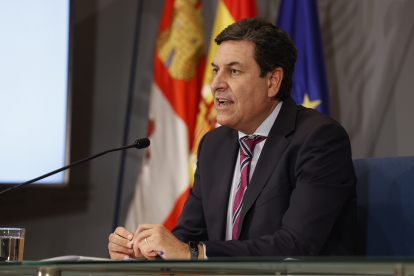 El portavoz de la Junta, Carlos Fernández Carriedo, durante la rueda de prensa.- ICAL