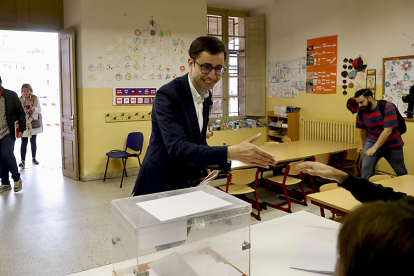 El candidato del PSOE a la Alcaldía de Salamanca, José Luis Mateos, ejerce su derecho al voto en el Colegio Salesiano María Auxiliadora. / ICAL