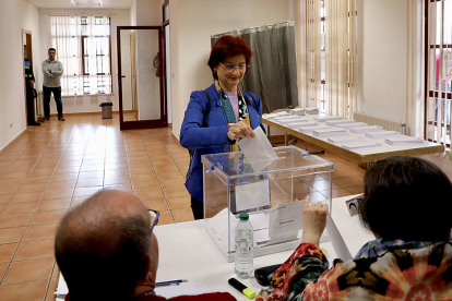 La candidata de Podemos-IU-Los Verdes a la Alcaldía de Salamanca, Carmen Díez, vota en el Colegio Meléndez Valdés. / ICAL