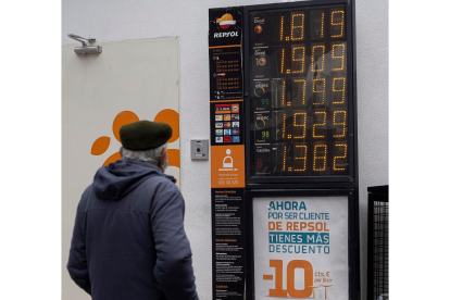 Un hombre observando los precios del carburante el día de la bajada de 20 céntimos por litro.- PHOTOGENIC