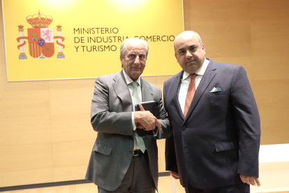 Firma del acuerdo de competitividad de Siro, En la imagen el ex presidente del Grupo Siro, juan Manuel González Serna, dialoga con el nuevo inversor Melmet Ilkin. ICAL