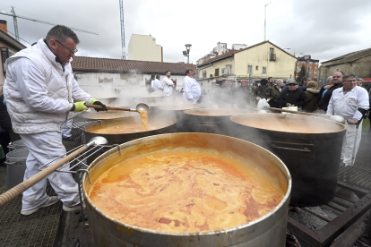 Celebración de la Festividad de San Antón y tradicional reparto de 'los titos'- Ricardo Ordóñez/Ical