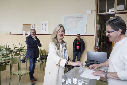 La candidata de Vox a la Alcaldía de Valladolid, Irene Carvajal, vota en el IES Zorrilla. / ICAL