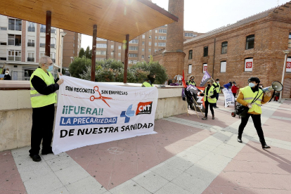 Miembros de la CNT poco antes de que comenzara la concentración contra la precariedad sanitaria en Valladolid. ICAL