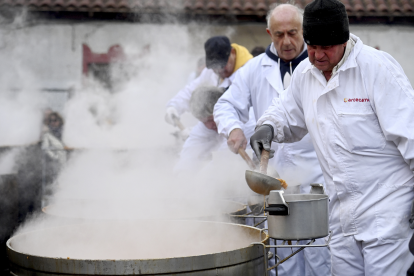 Celebración de la Festividad de San Antón y tradicional reparto de 'los titos'- Ricardo Ordóñez/Ical