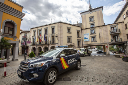 Vehículo de la Policía Nacional en Aranda de Duero.- PACO SANTAMARÍA