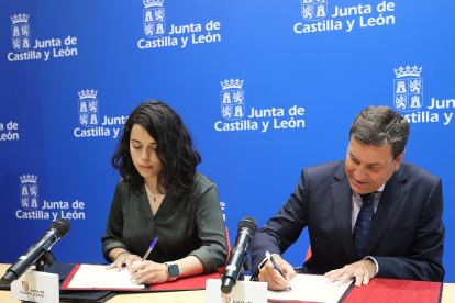 El consejero de Economía y Hacienda, Carlos Fernández Carriedo, firma el acta de recepción del Polígono de Magaz de Pisuerga con la alcaldesa Patricia Pérez.- ICAL