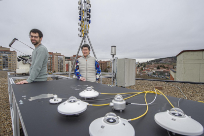 Montserrat Díez Mediavilla y David González Peña, en su estación de medición de radiación solar de la Escuela Politécnica de la Universidad de Burgos. I. L. MURILLO