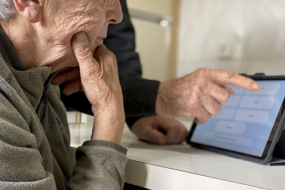 Una persona mayor utiliza una tableta para mejorar su día a día. EL MUNDO