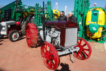 Agricultores visitan la exposición de maquinaria agrícola en una anterior edición de la feria - ICAL